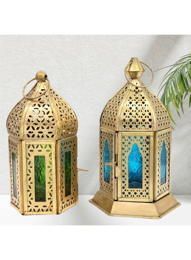 سوق ديزاينز مجموعة من فانوسين مغربيين عربيين من سوق ديزاينز - معدن ذهبي مع زجاج أخضر وأزرق، فوانيس رمضانية مزخرفة، مناسبة للعيد، ديوالي، عيد الميلاد، فوانيس معلقة داخلية وخارجية - Image 1